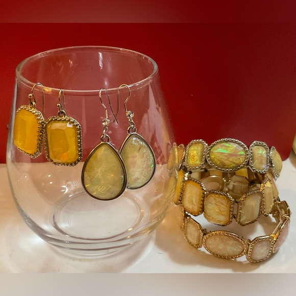 Charming Charlie Set: 3 iridescent color costume bracelets and 2 dangle earrings - Picture 1 of 5